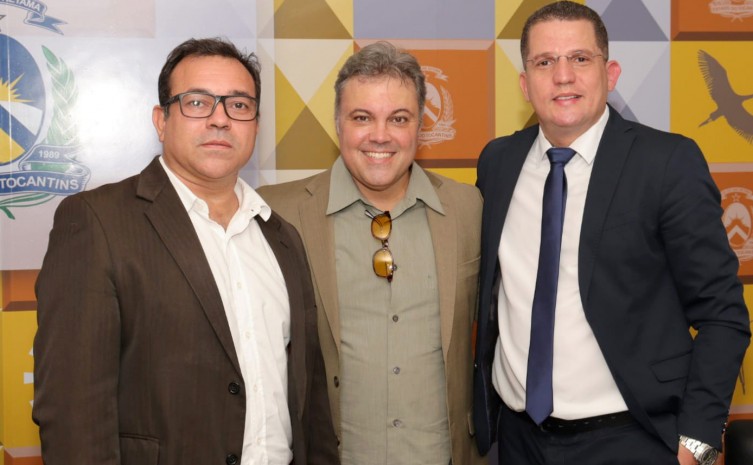 Secretário da SSP, Wlademir Motta Costa Oliveira, à esquerda, junto ao promotor André Varanda e o delegado Ricardo Real - Foto: SSP/Governo do Tocantins