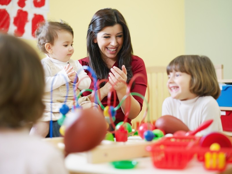 Uma das oportunidades é para auxiliar de educação infantil