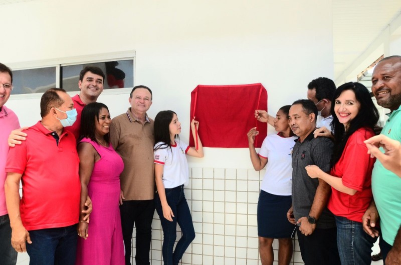 - Governador Carlos Brandão entregou para a população de Bacuri o Centro de Ensino Cristino Pimenta completamente reformado (Foto: Nael Reis)