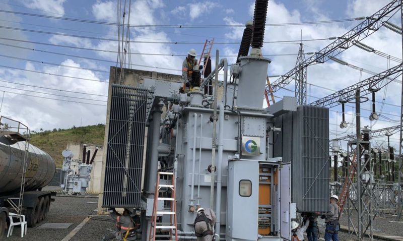 Funcionários da concessionária Linhas de Macapá Transmissora de Energia trabalham em transformador - (Foto: Divulgação/Ministério das Minas e Energia)