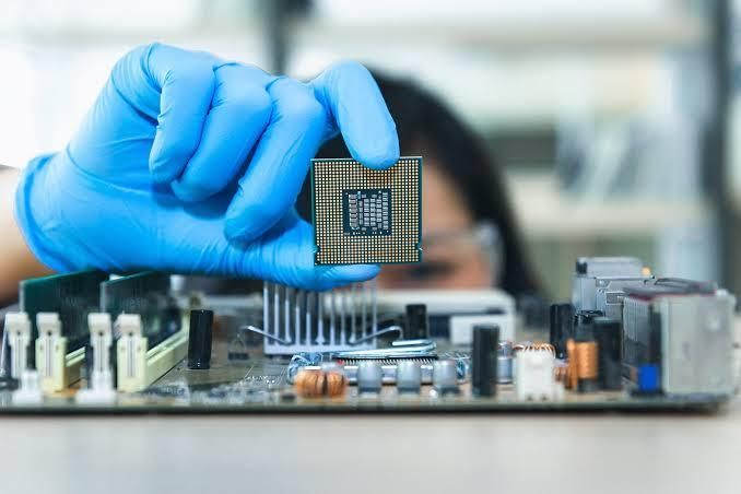 No setor de informática, eletrônicos e ópticos, a falta de insumo atingiu 69% das indústrias - (Foto: Reprodução/pixbay)