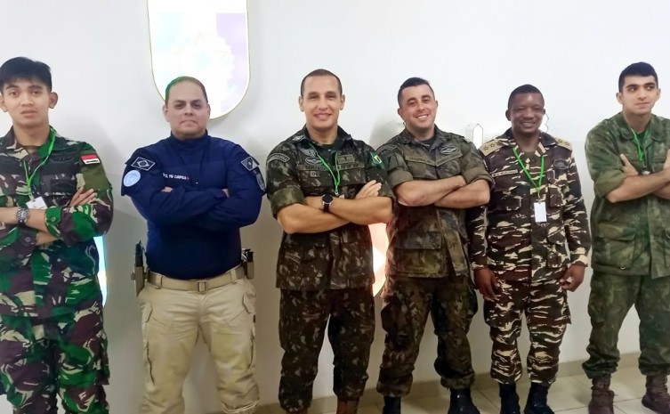 O tenente-coronel Marcel Campelo (de azul) segue em missão humanitária para o Sudão do Sul no mês de junho - Foto: Arquivo Pessoal