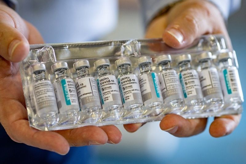 Atualmente, Fiocruz depende de ingrediente farmacêutico ativo importado da China - (Foto: Rodolfo Buhrer/Fotoarena/Estadão Conteúdo)