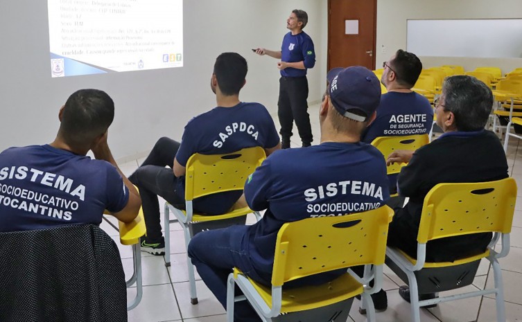 Os servidores revisaram as normas pertinentes à Central e a importância de observar a especificidade de cada caso - Foto: Tainara Saraiva/Governo do Tocantins
