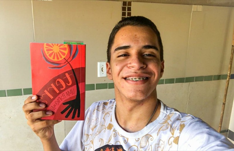 O autor e o livro - Foto: Divulgação