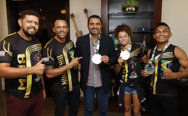 Governador Wanderlei Barbosa recebeu os atletas Raillene Neves e Leonardo Cruz, medalhistas de ouro e prata no Campeonato Brasileiro - Foto: Washington Luiz/Governo do Tocantins