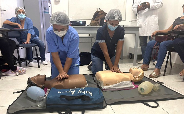 Profissionais realizam treinamento com ênfase na ressuscitação cardiopulmonar de alta qualidade - Foto: Saúde/Governo do Tocantins