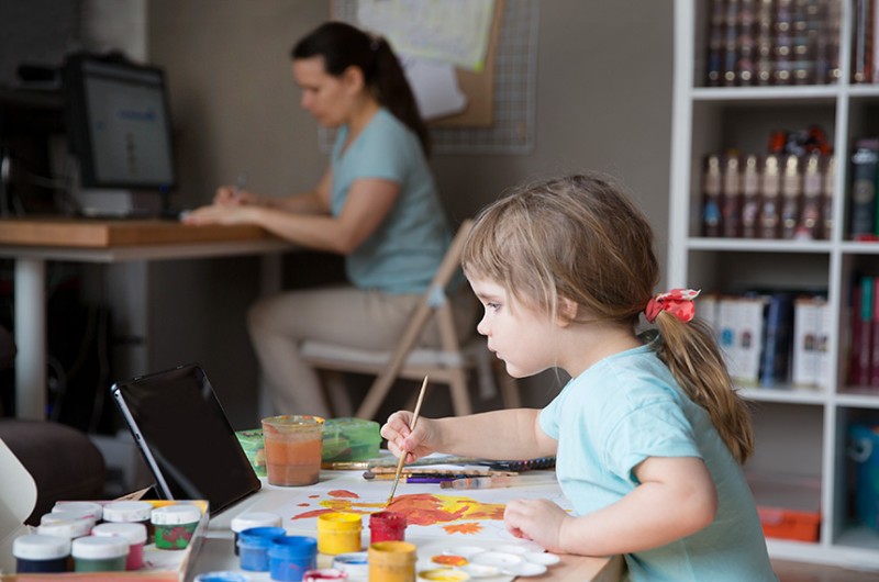 Medida provisória também prevê prioridade em teletrabalho para mulheres com filhos pequenos - iiStockphoto