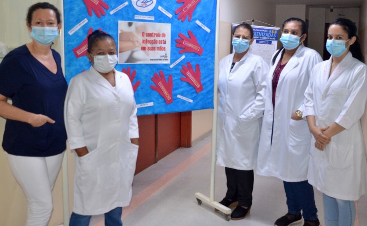 Equipe da Comissão de Controle de Infecção Hospitalar durante ação na UTI adulto - Foto: Luciana Barros/Governo do Tocantins