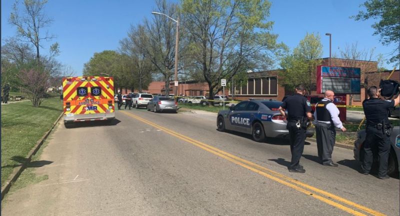 Policiais cercaram a escola Austin-East Magnet, em Knoxville - (Foto: Polícia de Knoxvill via Twitter)