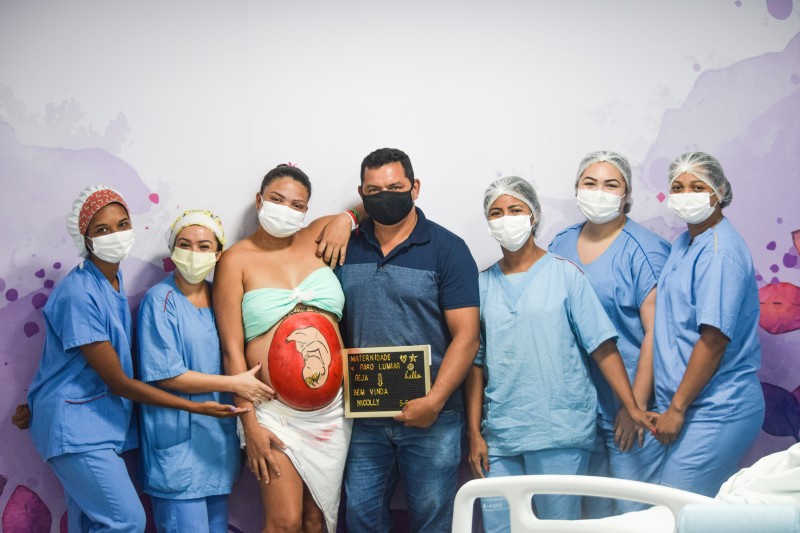 Denyse a espera da Nicole junto com o marido e equipe de atendimento (Foto: Maurício Albino) - Denyse a espera da Nicole junto com o marido e equipe de atendimento (Foto: Maurício Albino)