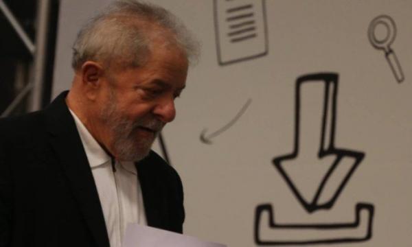 Ex-presidente Lula, durante ato em defesa de universidades públicas em Brasília - Givaldo Barbosa / Agência O Globo (10/10/2017) 