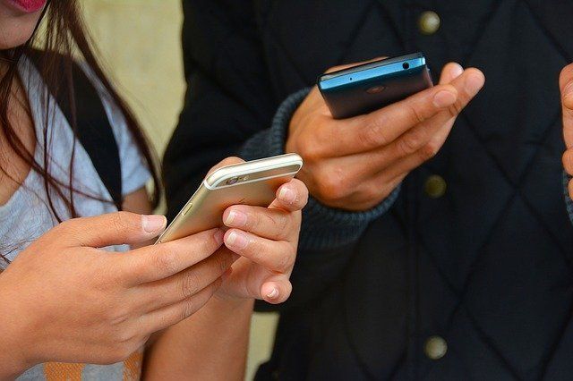 Estudantes de todas as regiões e classes sociais acessam a internet pelo celular - (Foto: Pixabay)