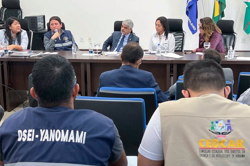 Humberto Costa (ao centro), Eliziane Gama (2ª à dir.) e Leila Barros (à dir.) na audiência em Roraima nesta quinta