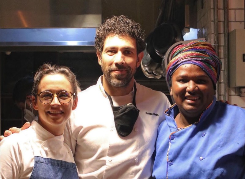 A chef Pietra Freitas (à direita), durante evento em prol da ONG Casa Chama - Foto: Divulgação