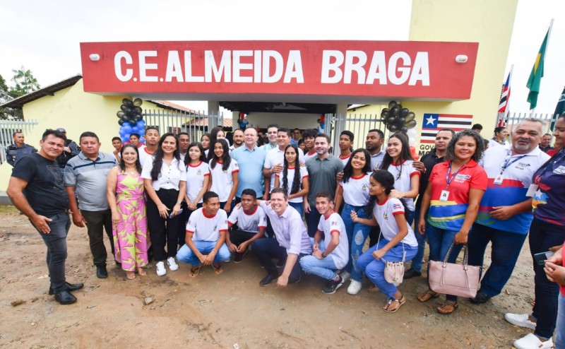 - Estudantes comemoraram a entrega das escolas completamente reformadas (Foto: Divulgação)
