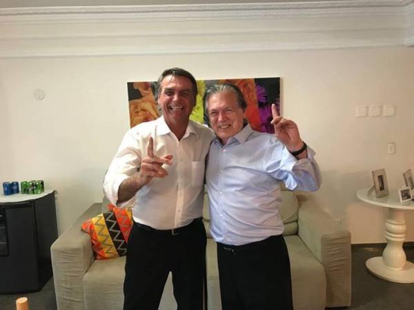 O presidenciável Jair Bolsonaro e Luciano Bivar, presidente do PSL: 'Comunhão de pensamentos' 