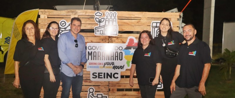 Secretário Cassiano Pereira Junior e equipe da Seinc no Espaço Instagramável da secretaria. (Foto: Divulgação) - Secretário Cassiano Pereira Junior e equipe da Seinc no Espaço Instagramável da secretaria. (Foto: Divulgação)
