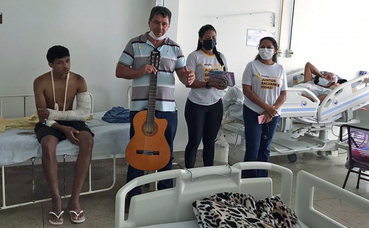 Equipes do Maio Amarelo visitando Ala de Ortopedia do HRA - Foto: SES/Governo do Tocantins