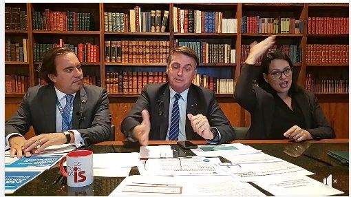 Bolsonaro em sua live na internet nesta quinta (15) - (Foto: Reprodução)