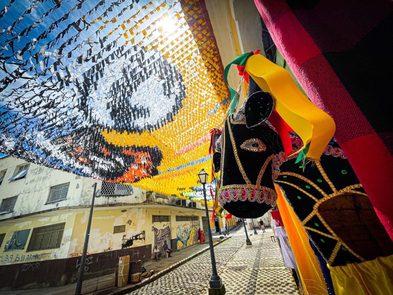 - Ruas do Centro Histórico de São Luís recebem decoração de mosaico de bandeirolas. (Foto: Brunno Carvalho)